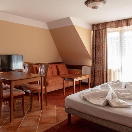 Fonix Wellness *** 1 A Epulet Bed and Breakfast Hévíz Eksteriør billede