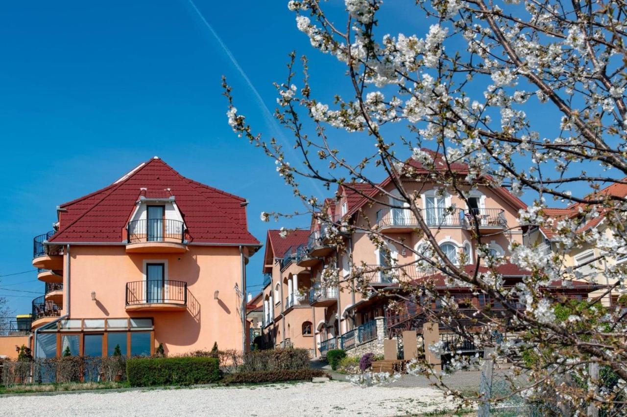 Fonix Wellness *** 1 A Epulet Bed and Breakfast Hévíz Eksteriør billede