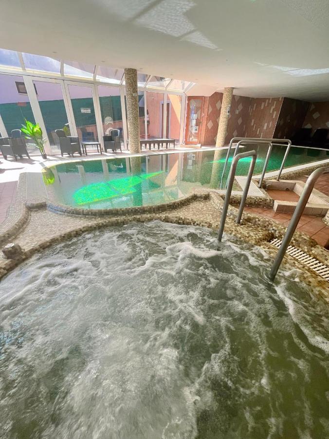 Fonix Wellness *** 1 A Epulet Bed and Breakfast Hévíz Eksteriør billede
