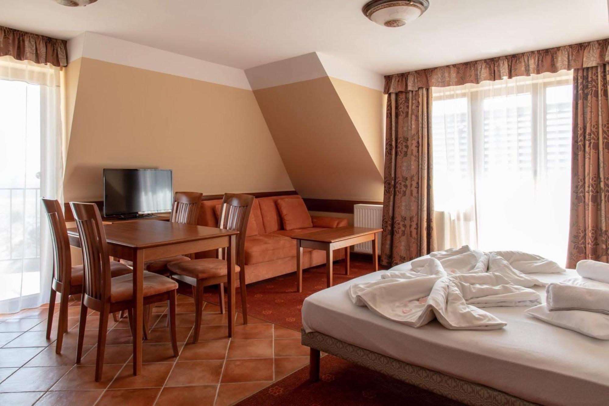 Fonix Wellness *** 1 A Epulet Bed and Breakfast Hévíz Eksteriør billede